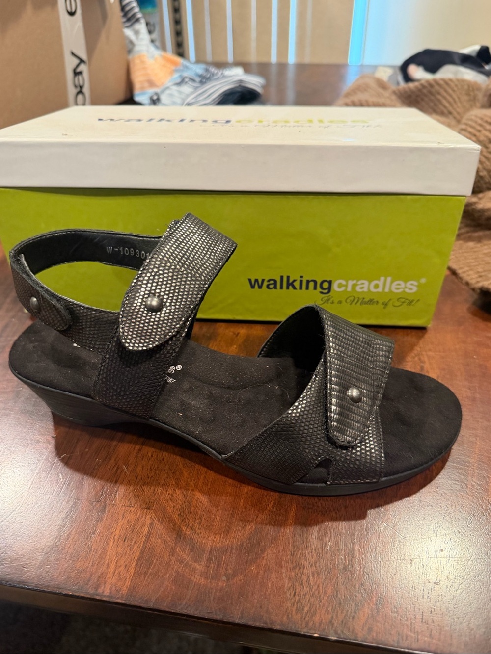 Walking Cradles Women’s Karen Strappy Wedge Sandals Black Size 9.5 wide